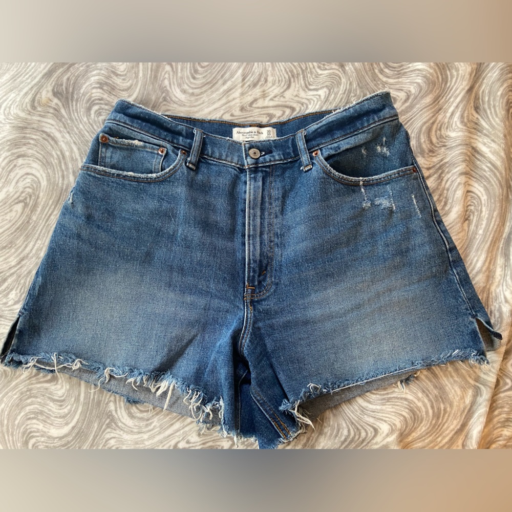 Abercrombie curve love 4” mom short high rise dark wash